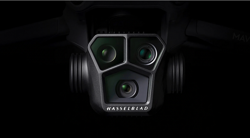 Gros plan sur le système de caméra triple Hasselblad du DJI Mavic 3 en faible lumière