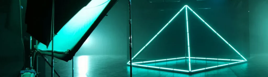 Installation artistique avec un triangle lumineux formé de tubes LED Astera