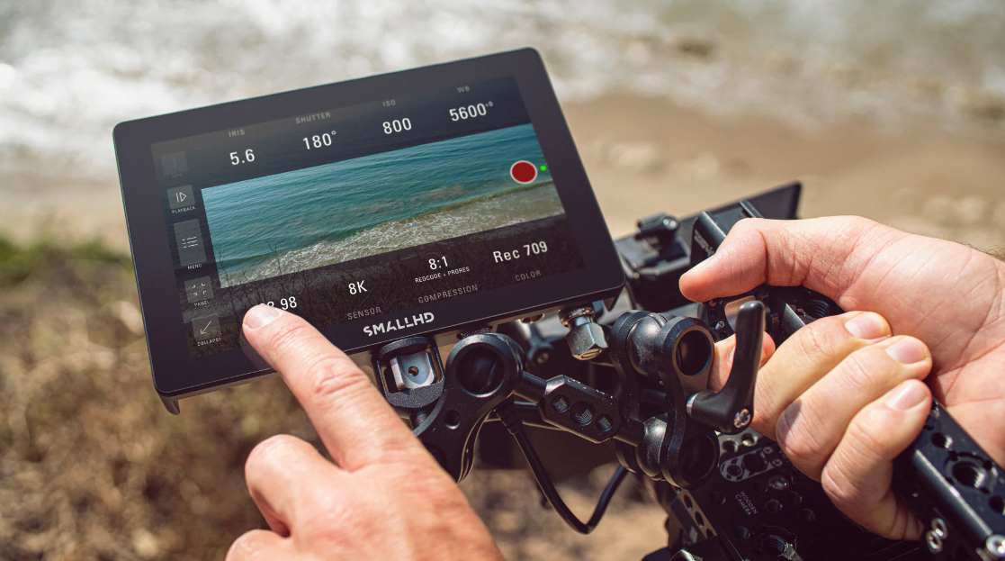 SmallHD Indie 7 monté sur un équipement de tournage en extérieur