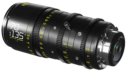 Objectif de cinéma DZO Catta Ace 70-135 T2.9 isolé sur fond transparent, vue latérale avec mise en évidence de la bague de zoom et de mise au point