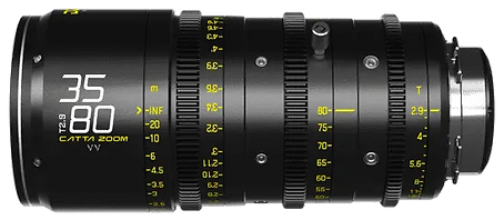 Objectif de cinéma DZO Catta Ace 35-80 T2.9 isolé sur fond transparent, vue latérale mettant en avant les indicateurs de distance et d'ouverture