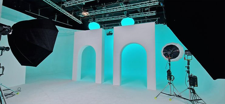 Plateau de tournage avec décor d'arches éclairé en bleu turquoise