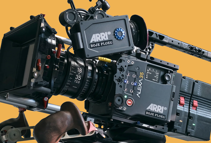 Caméra professionnelle ARRI ALEXA 35 équipée d'un objectif 18-35 mm T2.0 et d'accessoires de tournage, sur fond orange